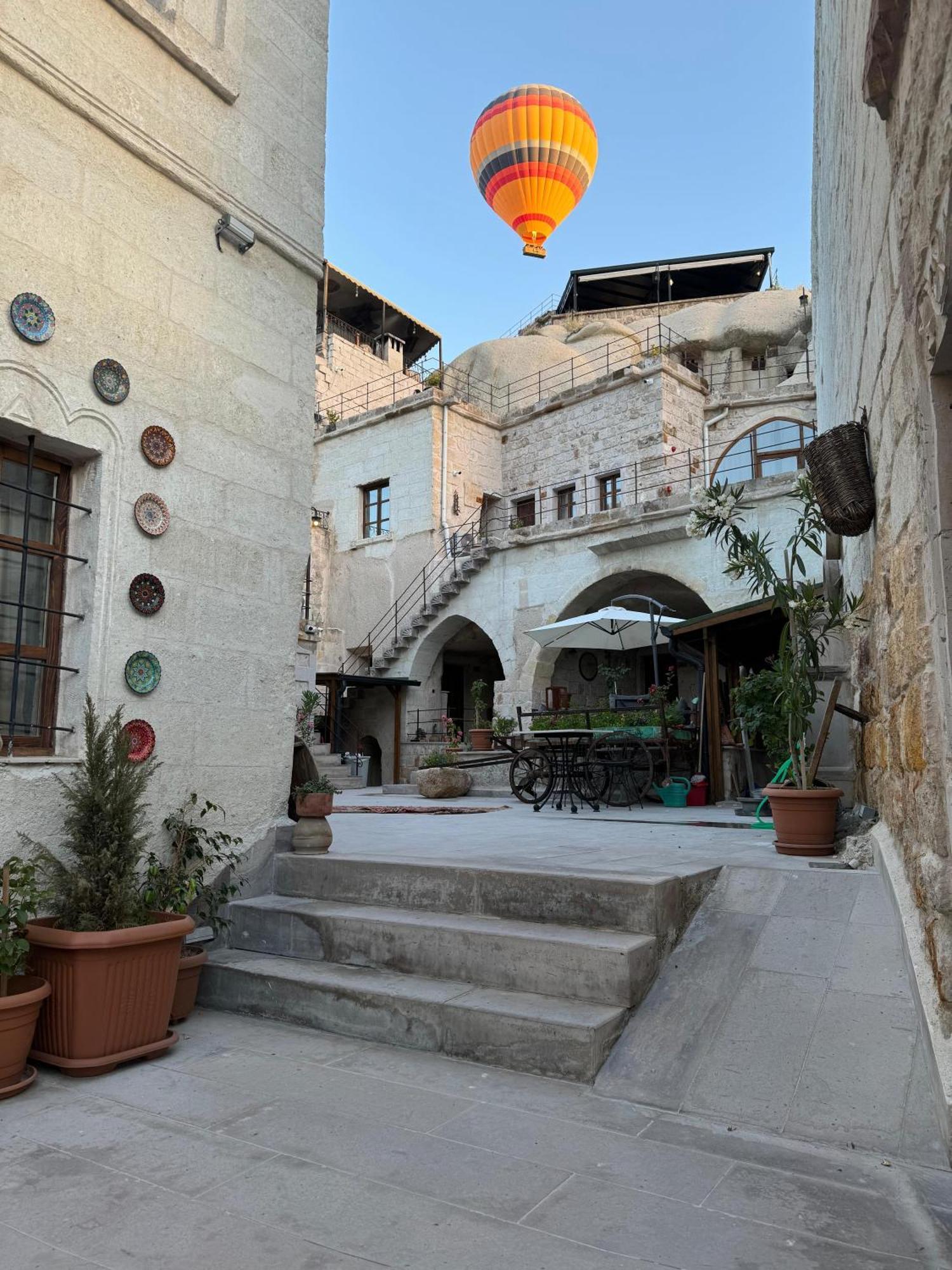 Otel Escape Cave